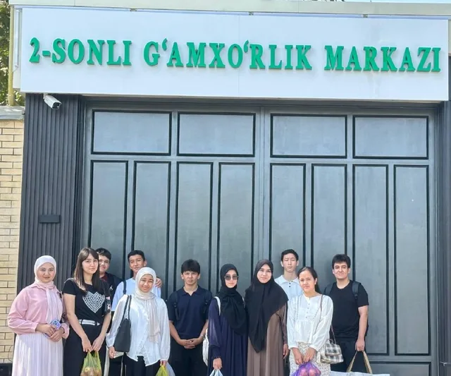 2-son g‘amxo‘rlik markazi oldida NeuroHope jamoasi